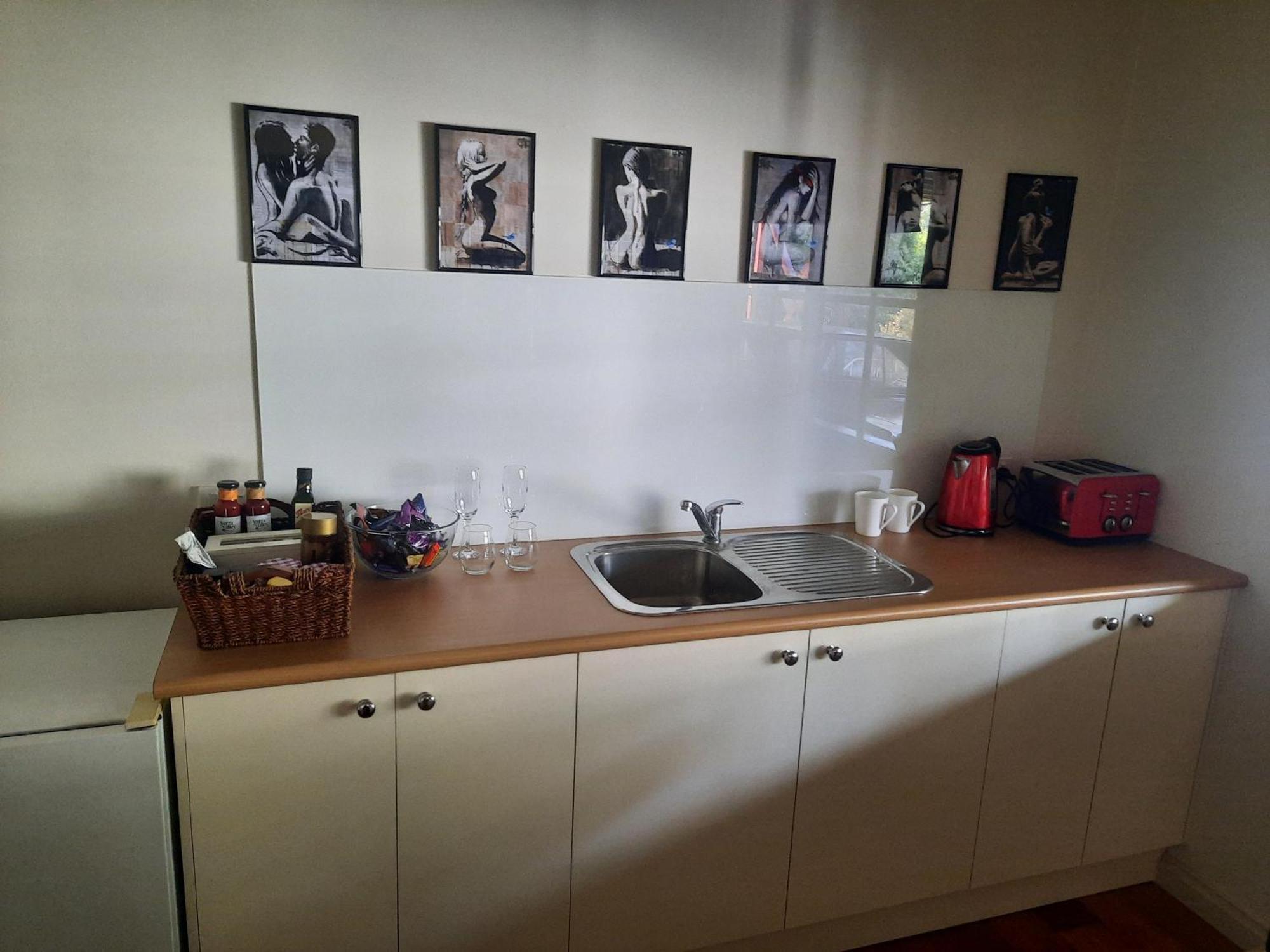 Cock Or Two Kink House Hotel Cockatoo Екстериор снимка